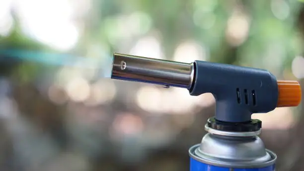 Portable gas torch with blue flame