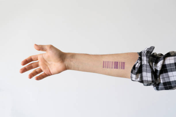 un code-barres imprimé sur le corps humain, technologie d’identification personnelle - registration bar code signature document photos et images de collection