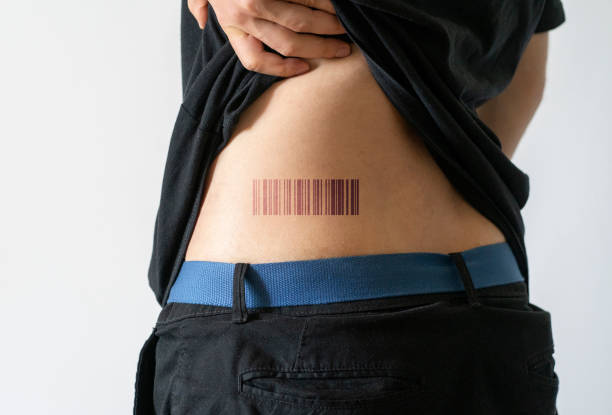 un code-barres imprimé sur le corps humain, technologie d’identification personnelle - registration bar code signature document photos et images de collection