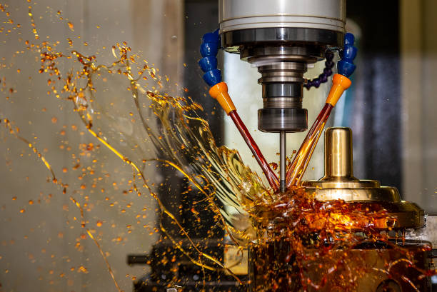 l’éclaboussure de liquide de refroidissement d’huile sur la fraiseuse cnc. - fraiseuse photos et images de collection