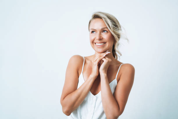 retrato de belleza de cabello rubio mujer joven emocional aislada sobre fondo blanco - beautiful lifestyles human face blond hair fotografías e imágenes de stock