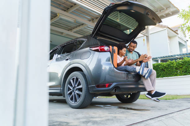 padre e hijo africanos negros jugando en el coche - coche doméstico fotografías e imágenes de stock