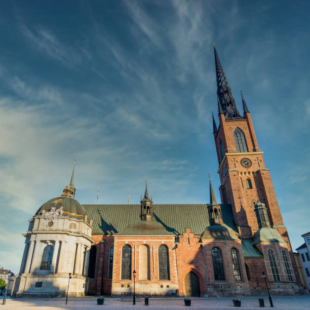 riddarholmen kirche, insel riddarholmshamnen, altstadt, gamla stan, stockholm, schweden, an einem sommertag - stockholm sweden gamla stan town square stock-fotos und bilder