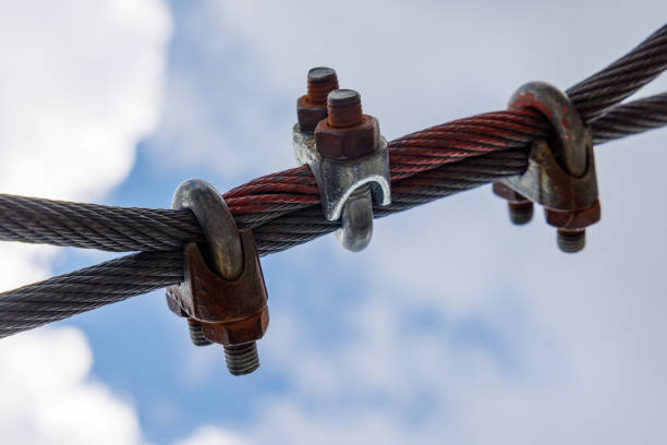 cable con sujeción con pernos y tuercas de, exterior - chain flexibility strength cloud fotografías e imágenes de stock