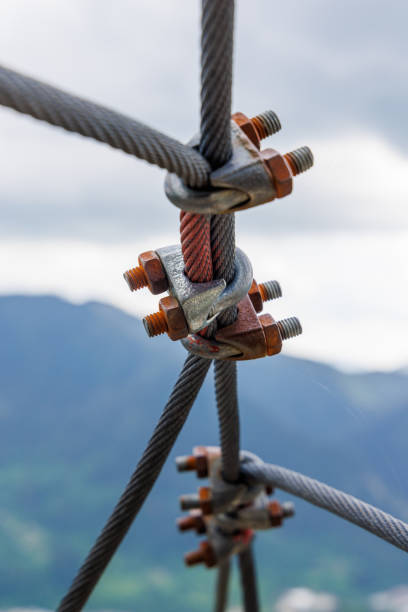 cable con sujeción con pernos y tuercas de, exterior - chain flexibility strength cloud fotografías e imágenes de stock