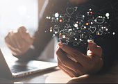 mann-der-das-mobiltelefon-zu-hause-mit-social-media-apps-symbolen-auf-dem-virtuellen.jpg?b=1&s=170x170&k=20&c=9lGr_2lkjid_ZAc0MHjWtPGEatcyLSGS2WHZ5Rv1GJU=