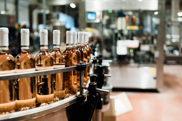linea di produzione di imbottigliamento vino industriale - bottling plant winemaking wine factory foto e immagini stock