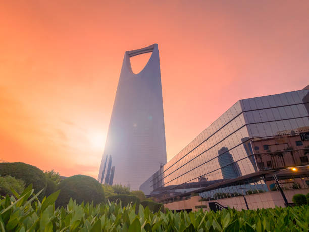 reino da arábia saudita paisagem à noite - riyadh tower kingdom center - kingdom tower - riyadh skyline - riyadh à noite - arabian peninsula - fotografias e filmes do acervo