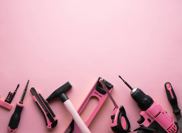 provocación creativa: una disposición plana de las herramientas de mano rosa sobre un fondo rosado. - hardware store work tool carpentry home improvement fotografías e imágenes de stock