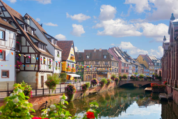 ciudad medieval de colmar, alsacia, francia - munster fotografías e imágenes de stock