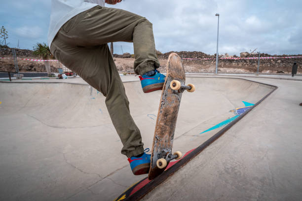 giovane skater fa un trucco chiamato "blunt fakie" in uno skatepark.  primo piano - fakie foto e immagini stock