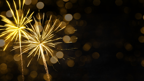 Silvester 2023, Nochevieja, Año Nuevo, Fondos festivos de celebración de la fiesta del festival - Fuegos artificiales dorados en el cielo nocturno oscuro photo