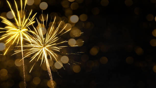 silvester 2023, new year's eve, new year, festival party celebration holiday backgrounds - golden firework fireworks on dark night sky - fireworks stockfoto's en -beelden