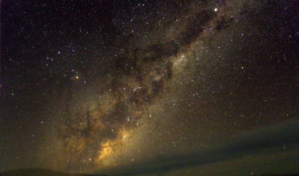 voie lactée avec la nébuleuse de la lagune, le centre de la galaxie, les constellations du scorpion et du centaure - lagoon nebula photos et images de collection