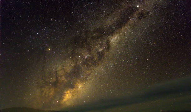 銀河の中心であるラグーン星雲、さそり座とケンタウルス座の星座を持つ天の川 - lagoon nebula ストックフォトと画像