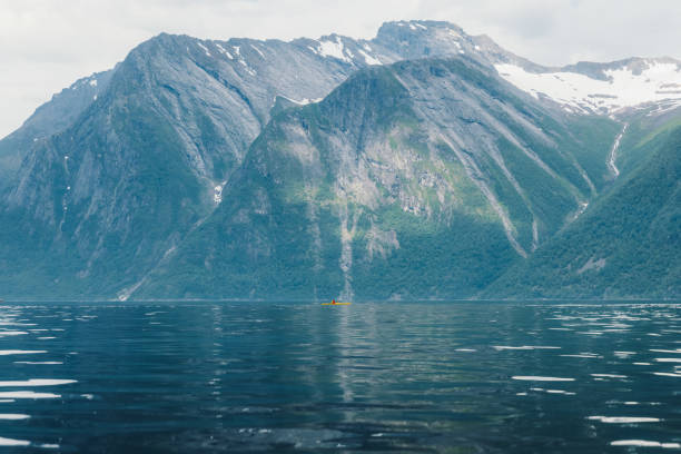 homem viajante curtindo um dia de verão caiaque no fiorde panorâmico na noruega - more objects - fotografias e filmes do acervo