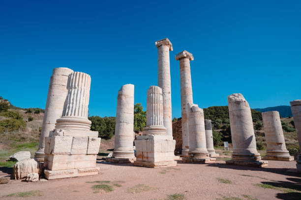 храм артемиды в древнем городе сардис, сардес в манисе турция - architecture anatolia ancient civilization ancient greece стоковые фото и изображения