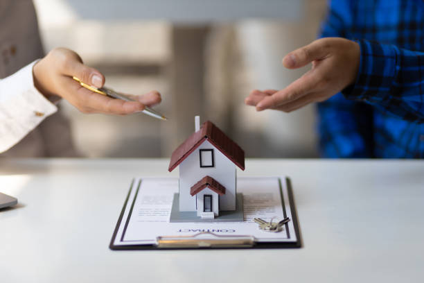 agenci nieruchomości oferują teraz modelowe domy z umowami sprzedaży. - real estate insurance deed mortgage document zdjęcia i obrazy z banku zdjęć