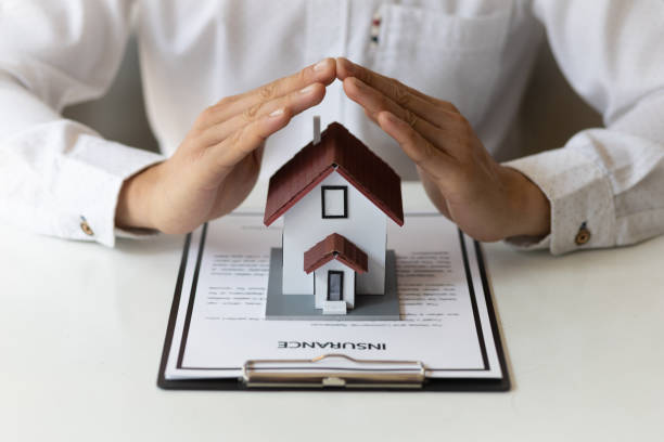 понятие заключения договора страхования жилья. - household insurance стоковые фото и изображения