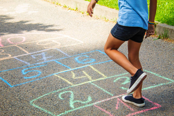 уличные детские игры в классике. селективный фокус. - hopscotch стоковые фото и изображения