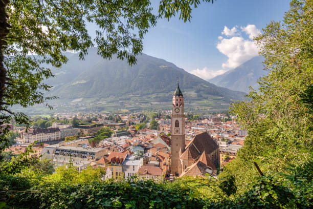 la passeggiata tappeiner a merano (italia) offre una splendida vista sulla città - alto adige summer travel destinations vacations foto e immagini stock