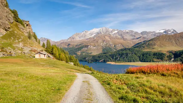 The hiking trail from Plaun da Lej to Grevasalvas (part of via engiadina) offers great views on Lake Sils and the Upper Engadine Valley (Switzerland). In Grevasalvas they shot one heidi movie.