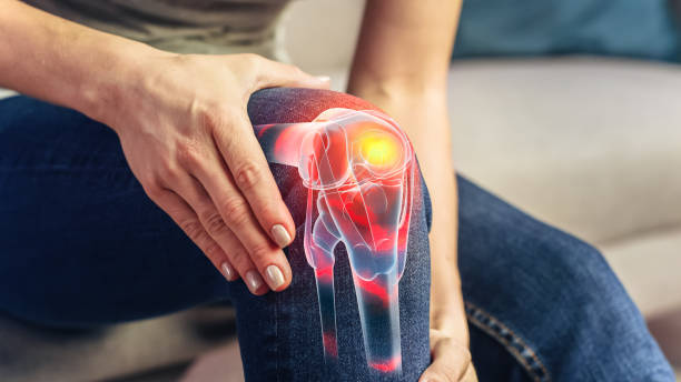 vfx 관절 및 무릎 통증 증강 현실 렌더링. 다리 외상이나 관절염의 결과로 불편 함을 경험하는 사람의 클로즈업. 부상을 완화하기 위해 근육을 마사지하십시오. - human joint 이미지 뉴스 사진 이미지