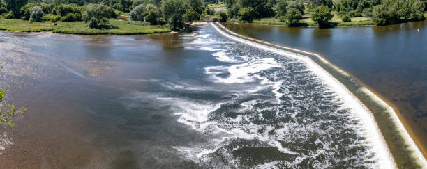 vista aérea de la presa wilkes y el río grand, brantford, canadá - ontario spring bicycle city life fotografías e imágenes de stock