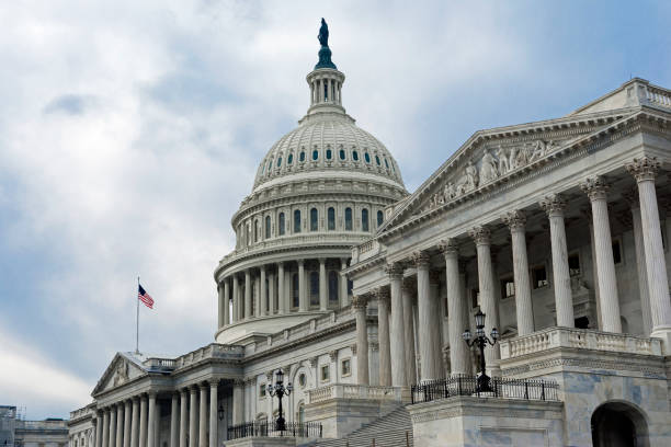 vista dramática del edificio del capitolio de los estados unidos en washington dc. - política y gobierno fotografías e imágenes de stock