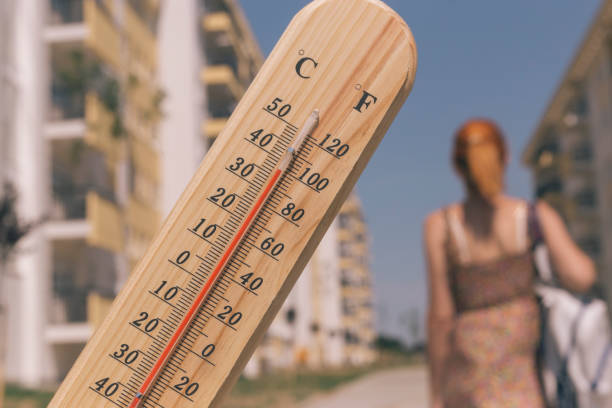 暑い晴れた夏の日に市内の華氏100度の温度計 - sunny ストックフォトと画像
