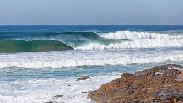 オーシャンウェーブロッキーコーストランドスケープ - south africa coastline sea wave ストックフォトと画像