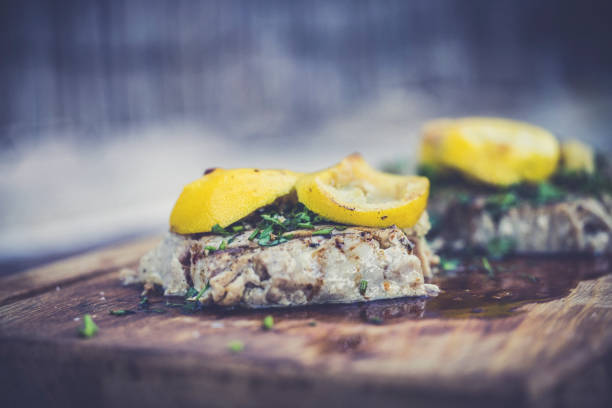 стейк из тунца на гриле - tuna steak fillet food plate стоковые фото и изображения