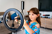 kleine-beauty-bloggerin-die-zu-hause-videos-filmt-und-vor-der-kamera-tanzt-auf-ringlicht.jpg?b=1&s=170x170&k=20&c=cY__JxBMs793XkSXCCAAhalhx4tf4Hns1JJFFPjAuKU=