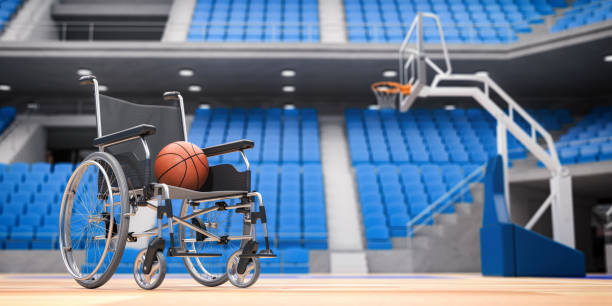 ruota chaiir con palla da basket su arena di basket vuota. motivazione, problemi e sogni del concetto di persona disabile. - basket su sedia a rotelle foto e immagini stock