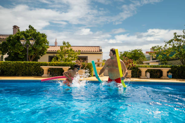 família pulando na piscina - men latin american and hispanic ethnicity southern european descent mature adult - fotografias e filmes do acervo