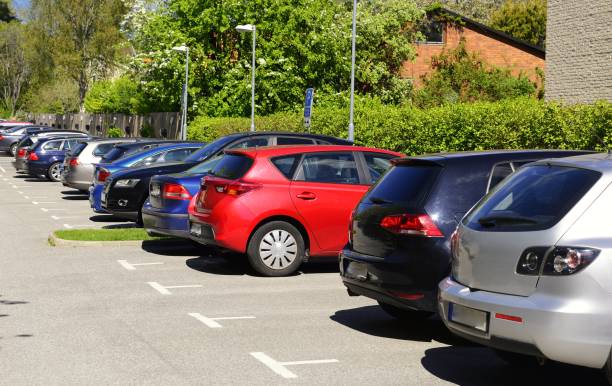 coches aparcados en mälarhöjden en estocolmo - suecia - kungsholmen fotografías e imágenes de stock