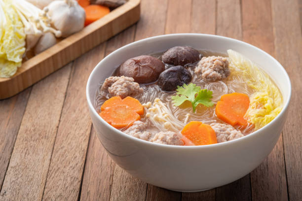 sopa de macarrão de vidro transparente com carne de porco picada - cellophane noodles - fotografias e filmes do acervo