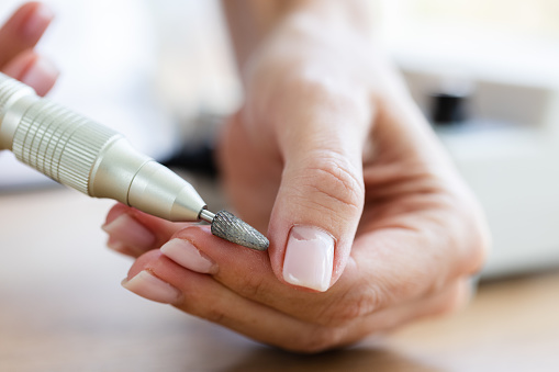 Eliminación de la goma laca de las uñas con fraser. Closeup. photo