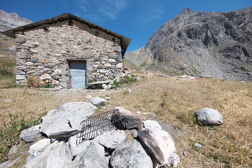 This sheepfold dominates the Plan de Parouart (2050m), an old lake filled in for a century.\nThe hut of the sheepfold is located near the hamlets of Maljasset and Combe Brémond on the path that leads to the source of the Ubaye at the Col de Longet.\n\nThe shepherd loves wood-fired grilling!