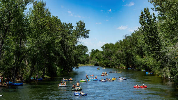 夏の暑さの中、ボイシ川で涼む多くのフローター - boise river ストックフォトと画像