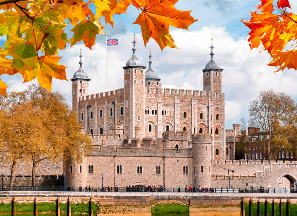 tower of london in autumn, uk - local landmark international landmark middle ages tower of london imagens e fotografias de stock