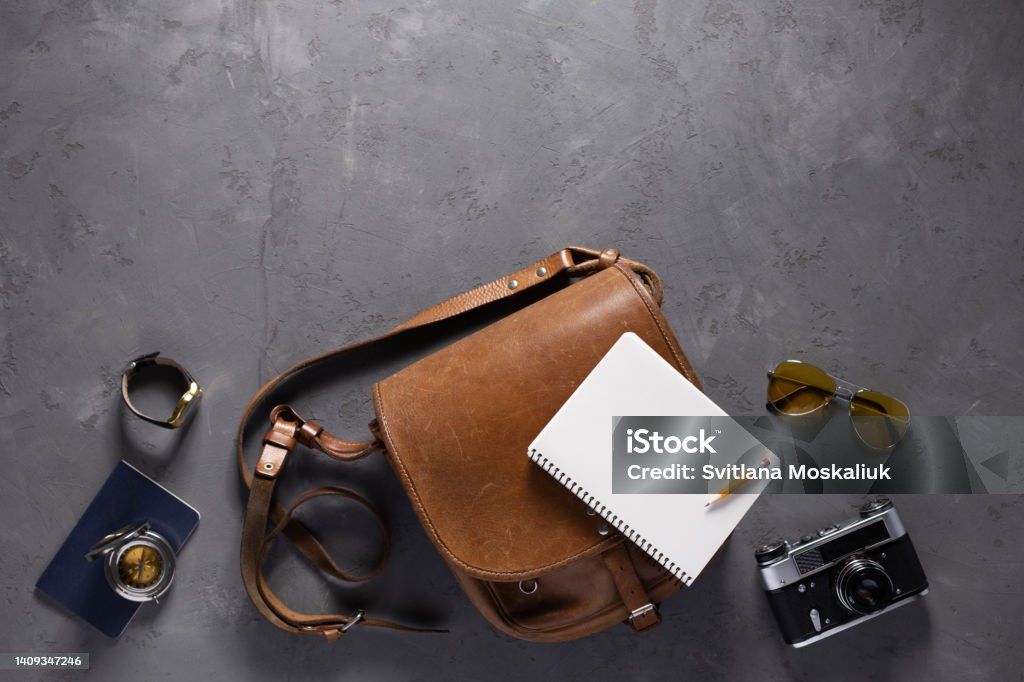 Tas Tua Dan Notebook Dengan Tekstur Latar Belakang Lantai Tas Kulit