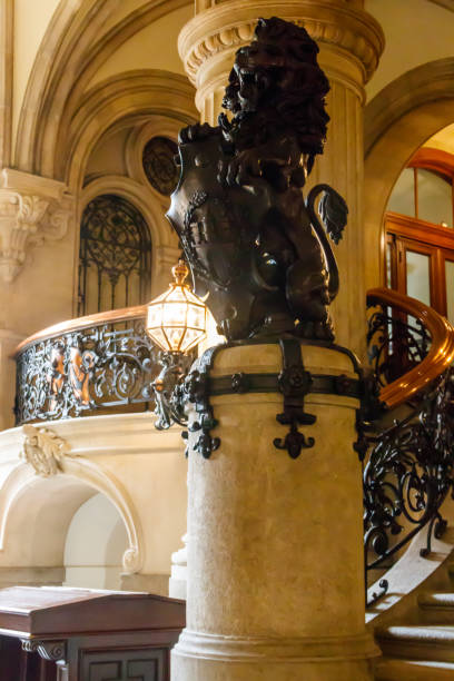 belle statue de lion à l’intérieur de l’hôtel de ville de hambourg ou du rathaus à hambourg, allemagne - hamburg town hall photos et images de collection