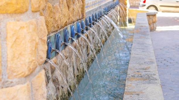ポロップデラマリーナの噴水からの水道管 - water hole ストックフォトと画像