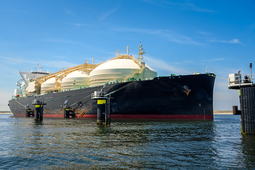 Gran buque transportista de gas natural licuado en el puerto photo