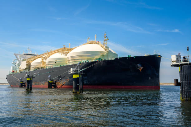 gran buque transportista de gas natural licuado en el puerto - storage tank fotos fotografías e imágenes de stock
