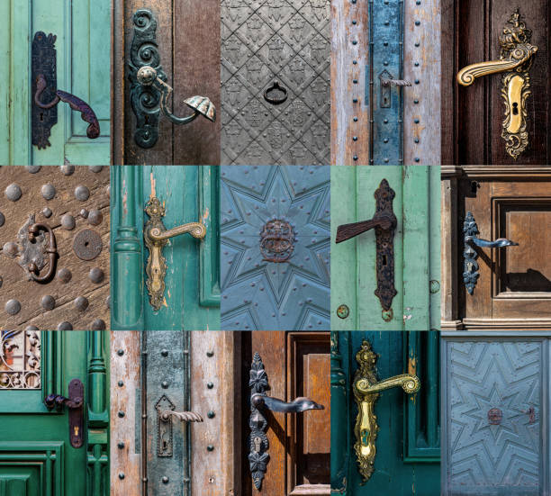 old wooden door and doorknob - lock door horror gate imagens e fotografias de stock