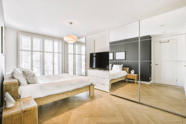 camera da letto elegante con letto e armadio - wall mirror foto e immagini stock