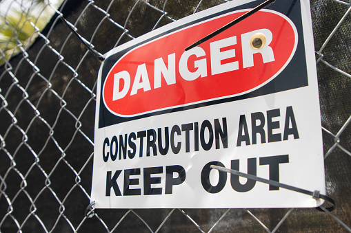 A sign warning pedestrians to keep out of a construction site.
