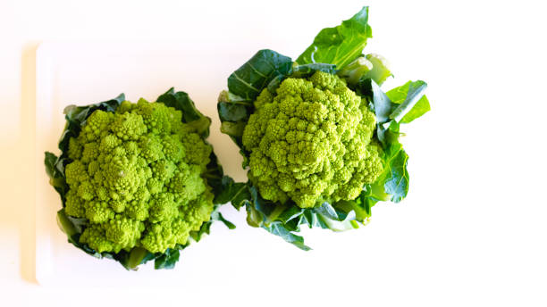 капуста брокколи романеско (римская цветная капуста) крупным планом выделена на белом - romanesco broccoli стоковые фото и изображения